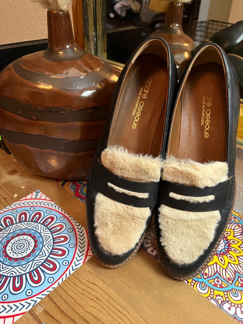 Andre Assous womens Black Leather “ Porsha” Loafer w/Beige Faux Fur Trim Sz 6.5